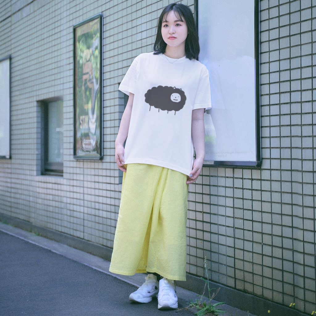 黒っぽいヒツジさんのTシャツ